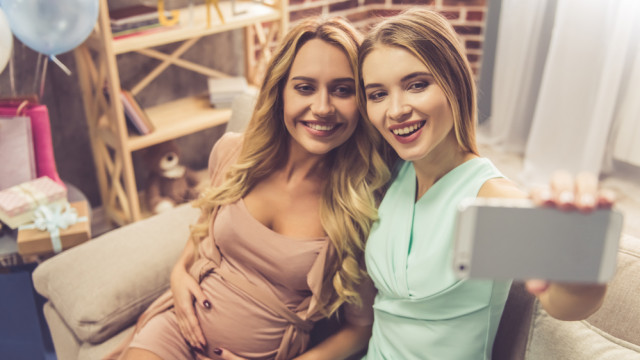 вагітна і подруга