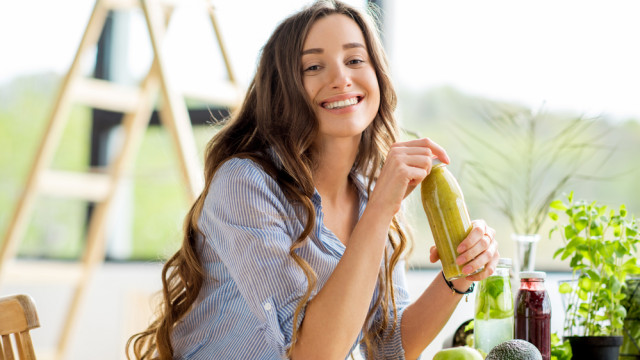 женщина ест овощи