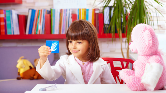 девочка играет в доктора