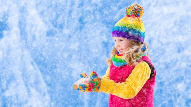 Девочка в яркой одежде