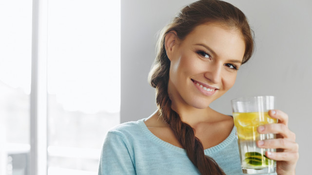 женщина и лимонная вода