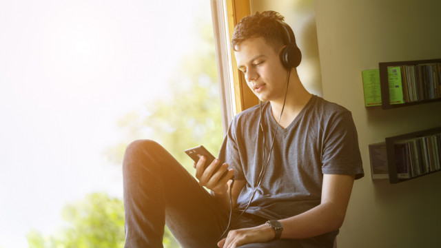тинейджер в наушниках