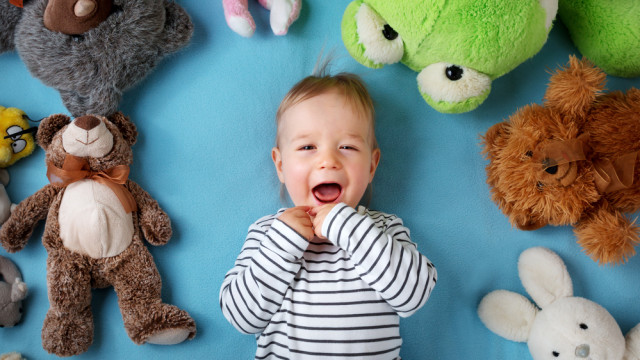 ребенок и игрушки