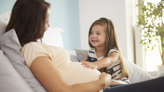 Беременная с дочкой 