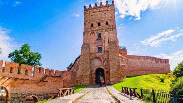 "Луцьк приємно дивує" - за чим їхати в столицю Волині: замок, пряники, кликун і медівка