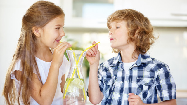 діти п'ють воду