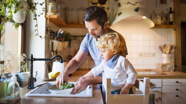 папа с сыном готовят