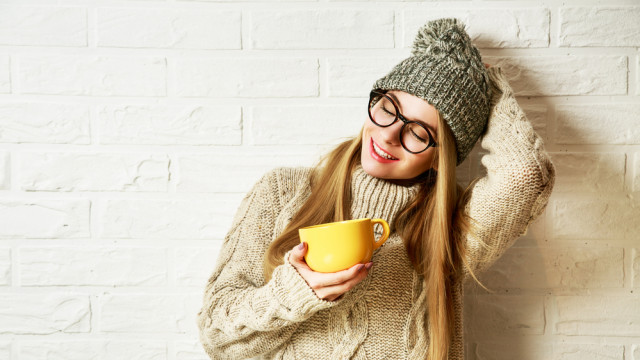 девушка с чаем в шапке