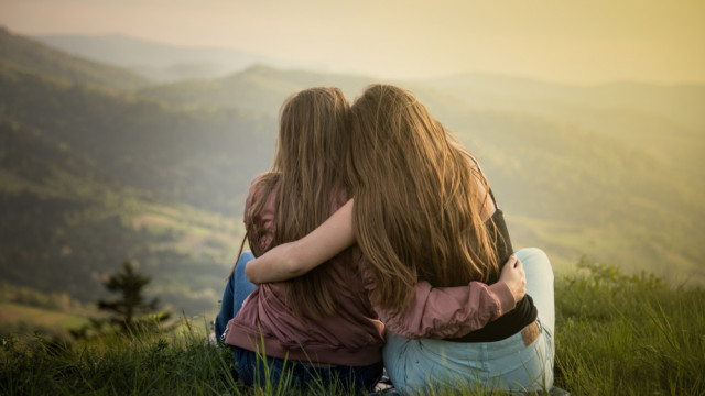 девушки обнимаются горы