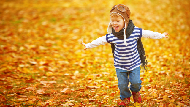 мальчик осень в шапке