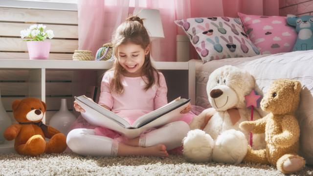 Ребенок читает книгу