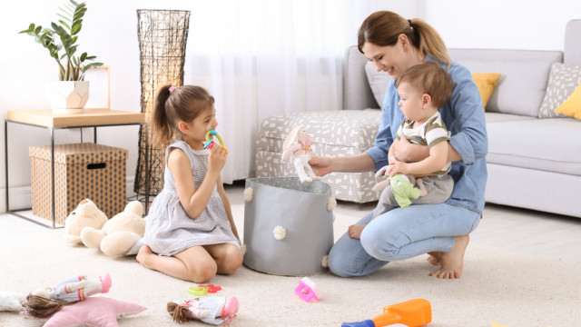 семья убирает