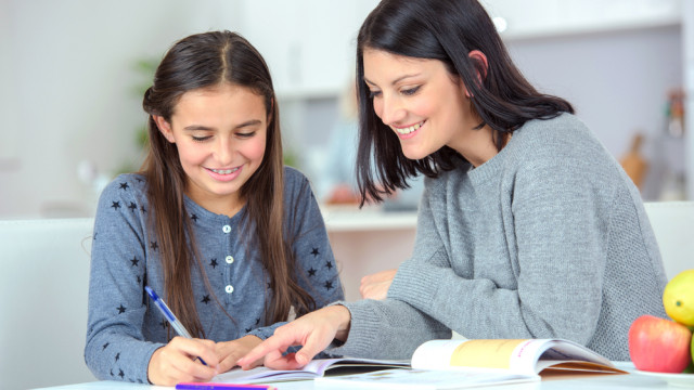 мама с дочкой делают уроки