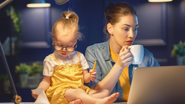 Мама работает