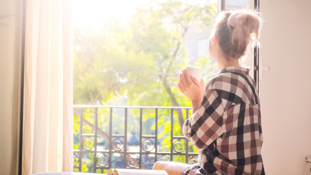 девушка смотрит в окно