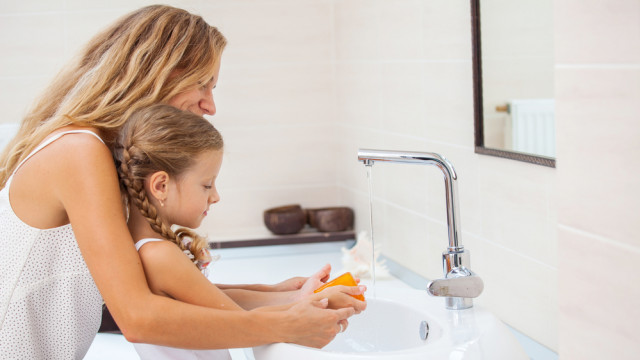 мама с дочкой моют руки