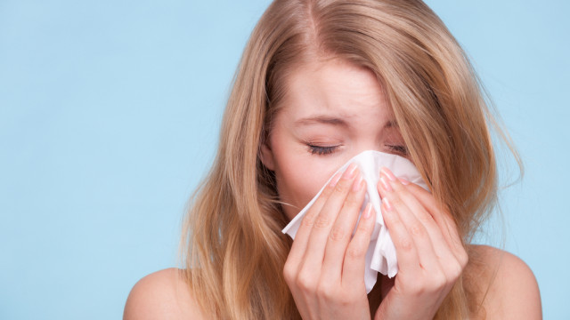 девушка чихает простуда