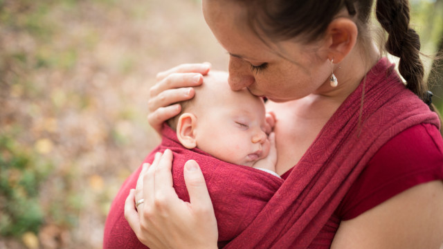 мама и ребенок в слинге