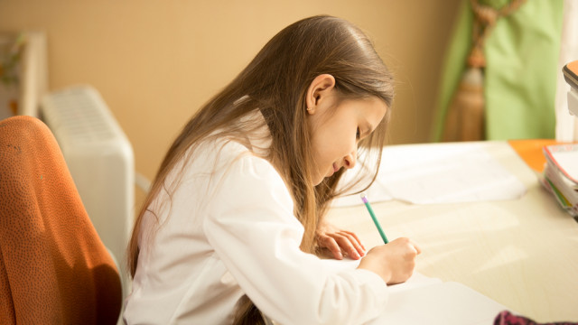 девочка пишет письмо