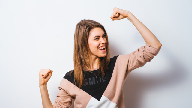 сильная девушка в свитере