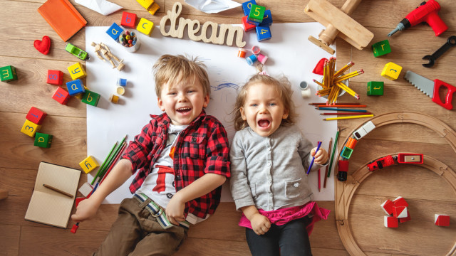 дети играют игрушки