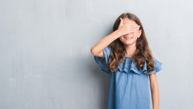 девочка закрыла глаза