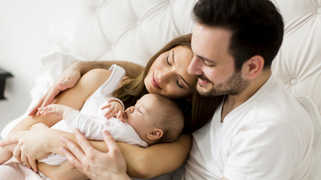 сім'я із новонародженим