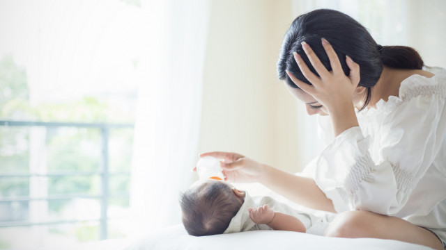 грустная мама и ребенок