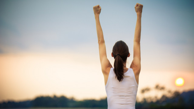 сильная девушка на закате