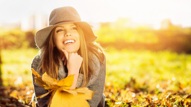 девушка в шляпе листья