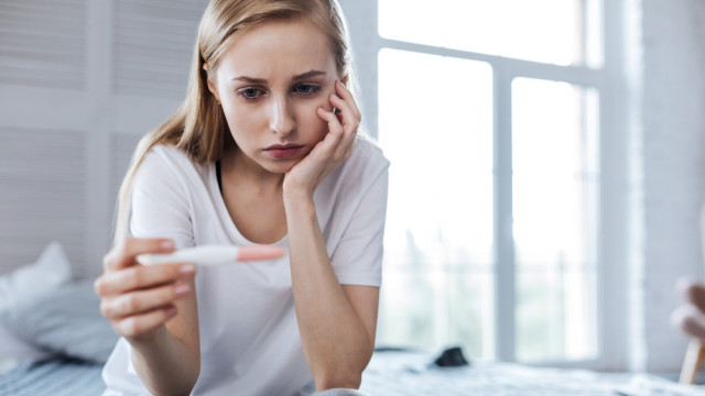 девушка с тестом грусная