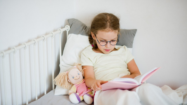 девочка болеет учит уроки