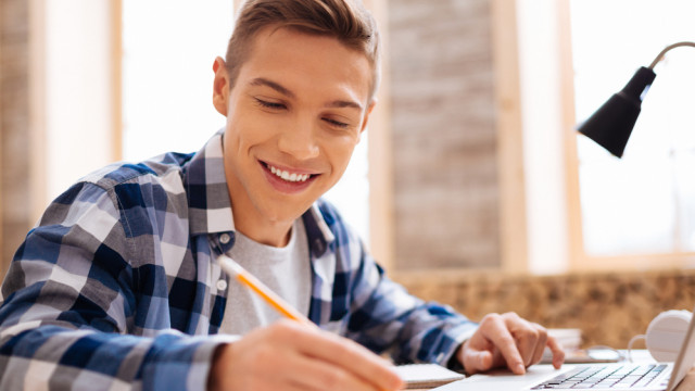 подросток студент учится