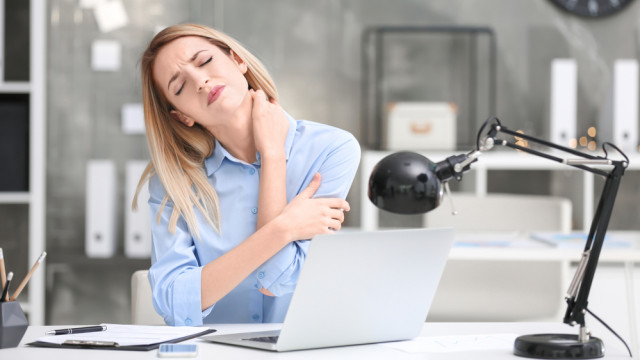 женщина болит шея