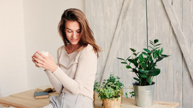 девушка с чаем