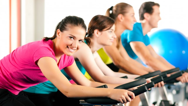 Люди займаються на велотренажерах
