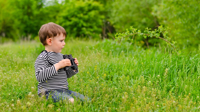 мальчик с биноклем