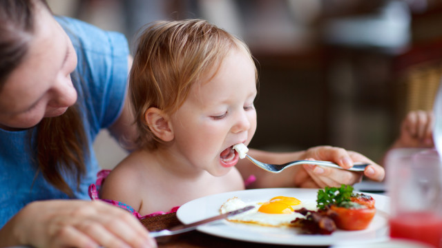 ребенок ест