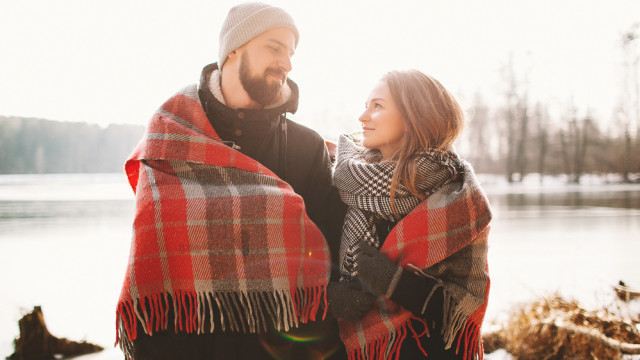 пара в пледе