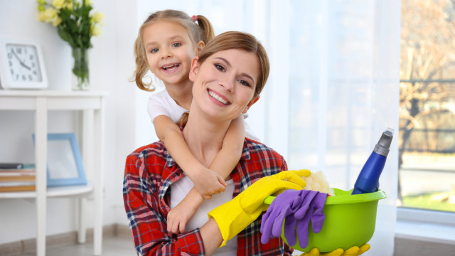 мама с дочкой убирают