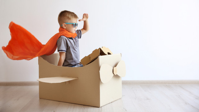 мальчик в коробке супергерой