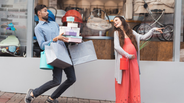 беременная с мужем шопинг