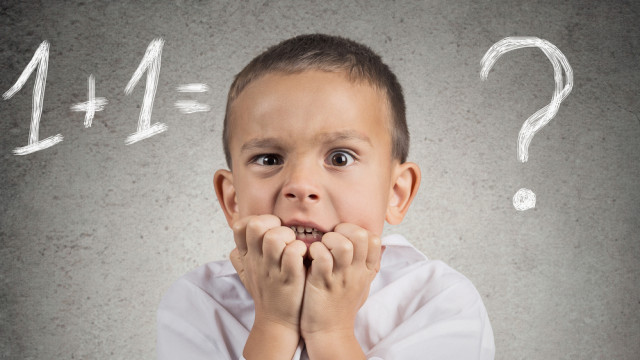 мальчик грызет ногти