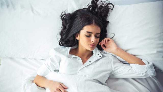 женщина спит