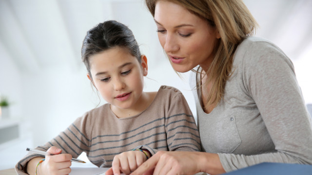 мама с дочкой делает уроки