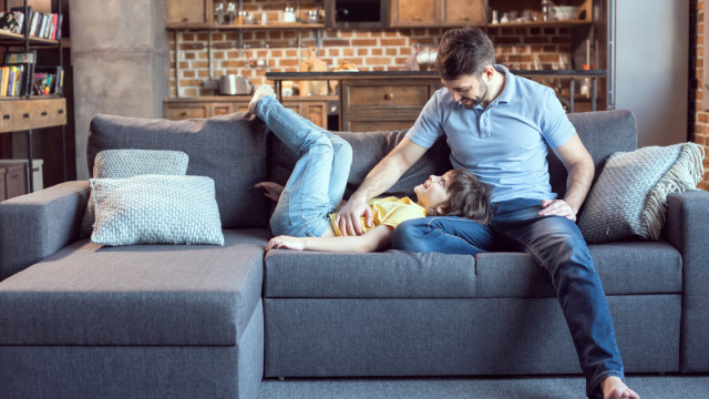 папа с ребенком дома