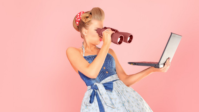 девушка смешная с биноклем