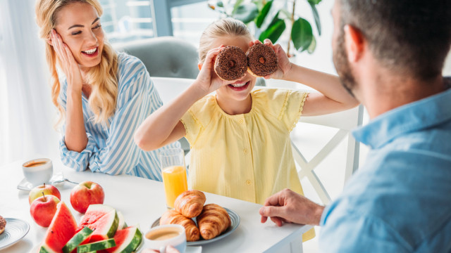 семья ест сладости