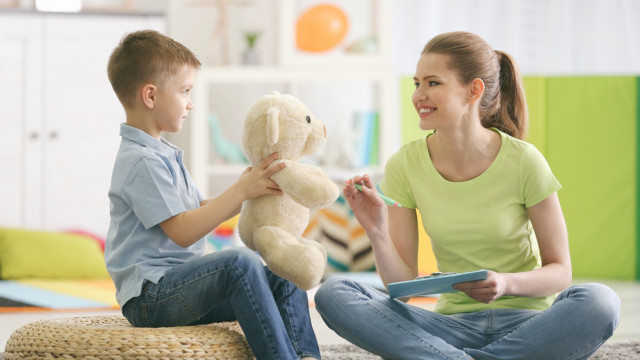 Поощряя вашего маленького волшебника спрятать игрушки, пока вы их ищете, также преимущества - это по