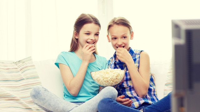 дети смотрят мультфильм попкорн